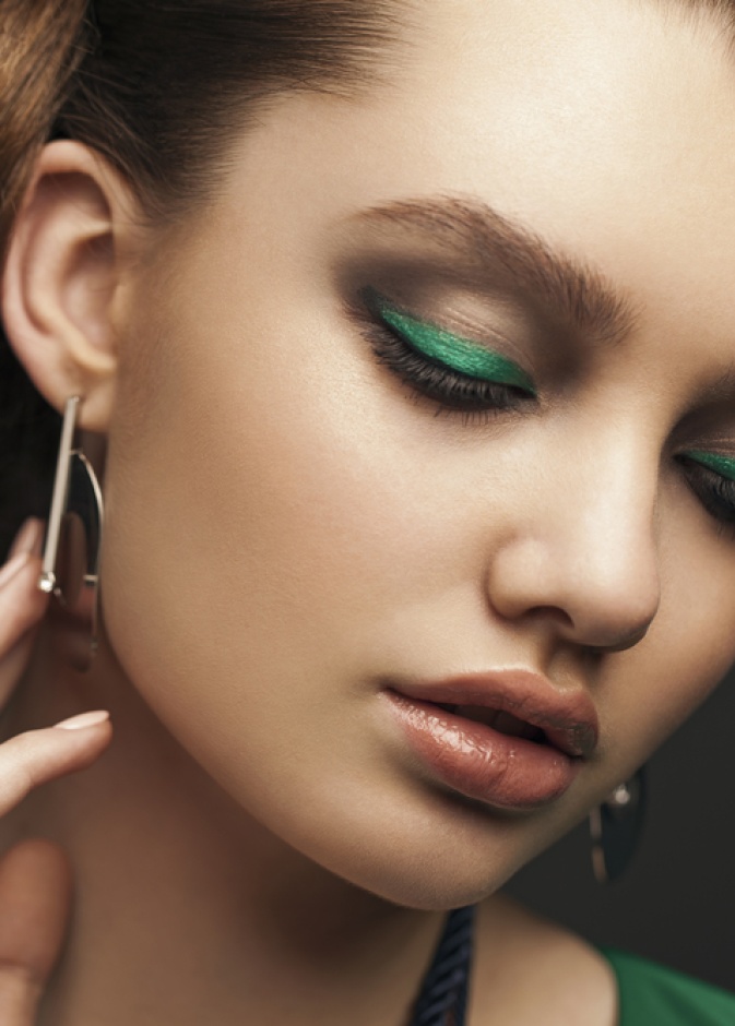 مكياج اخضر- الخطوط الخضراء مع الشفاه النود
