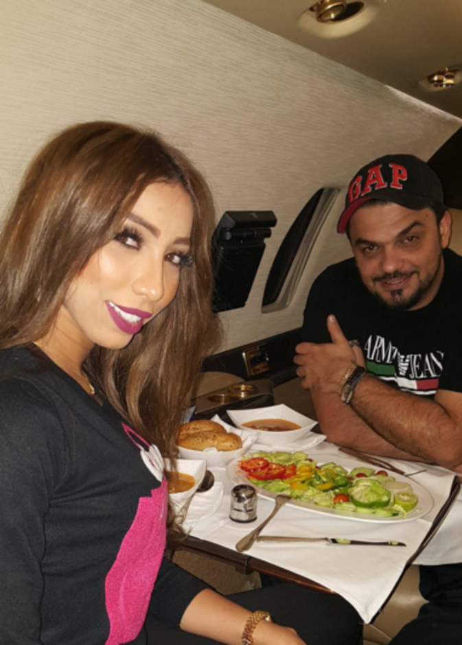 دنيا بطمة خلال تناولها العشاء مع زوجها