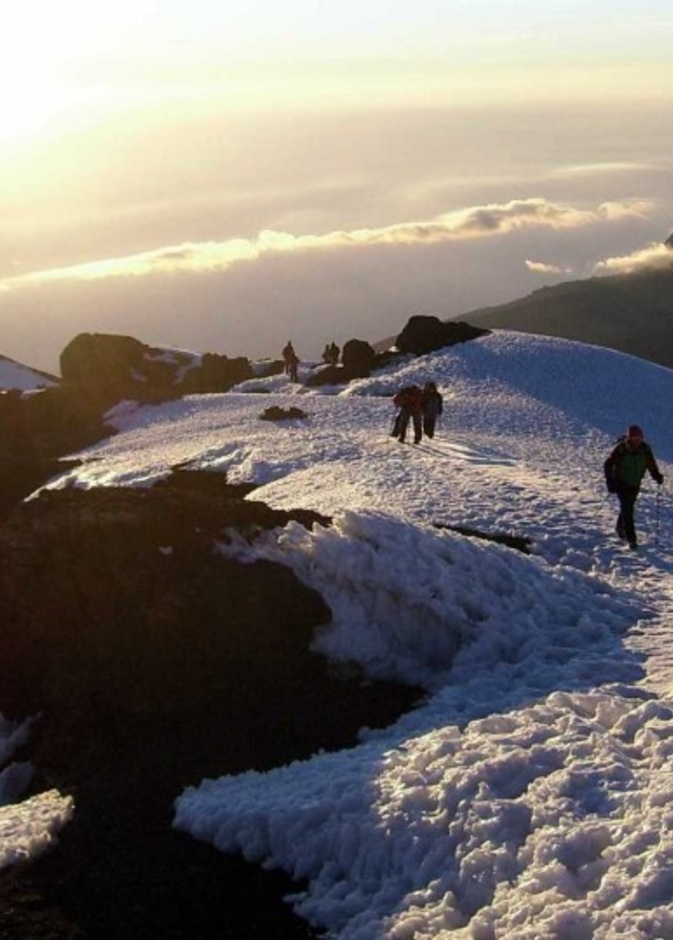 كيليمانجارو في تنزانيا تجذب هواة تسلق الجبال
