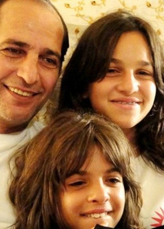 هشام مع ابنتيه