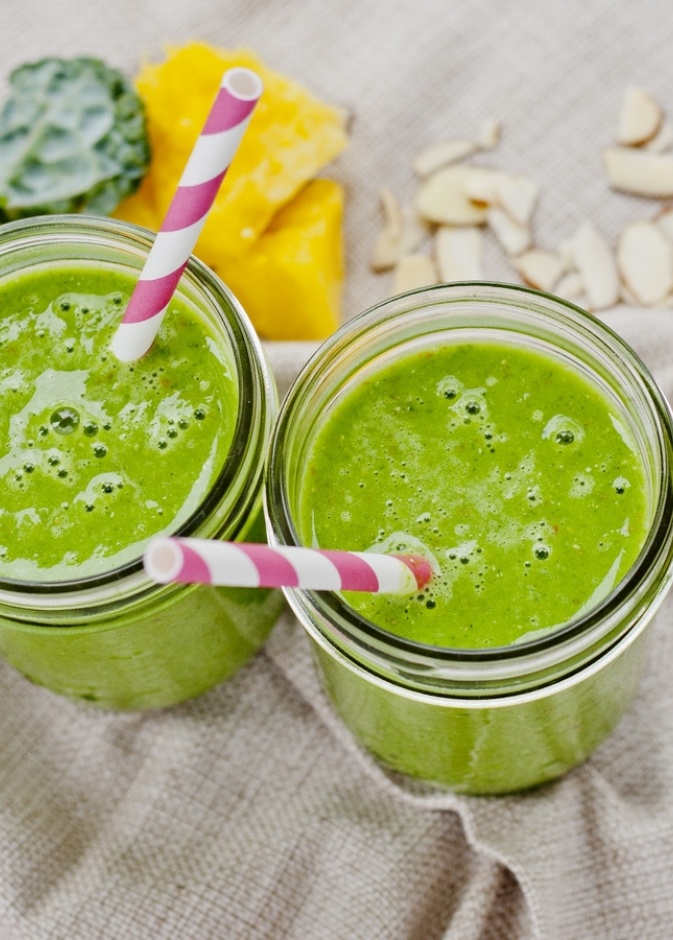 العصير الأخضر مكون من السبانخ والأفكادو 