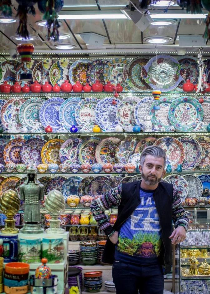 في متجر حسين اردوغان السيراميك التقليدي الملون يلفت الانظار