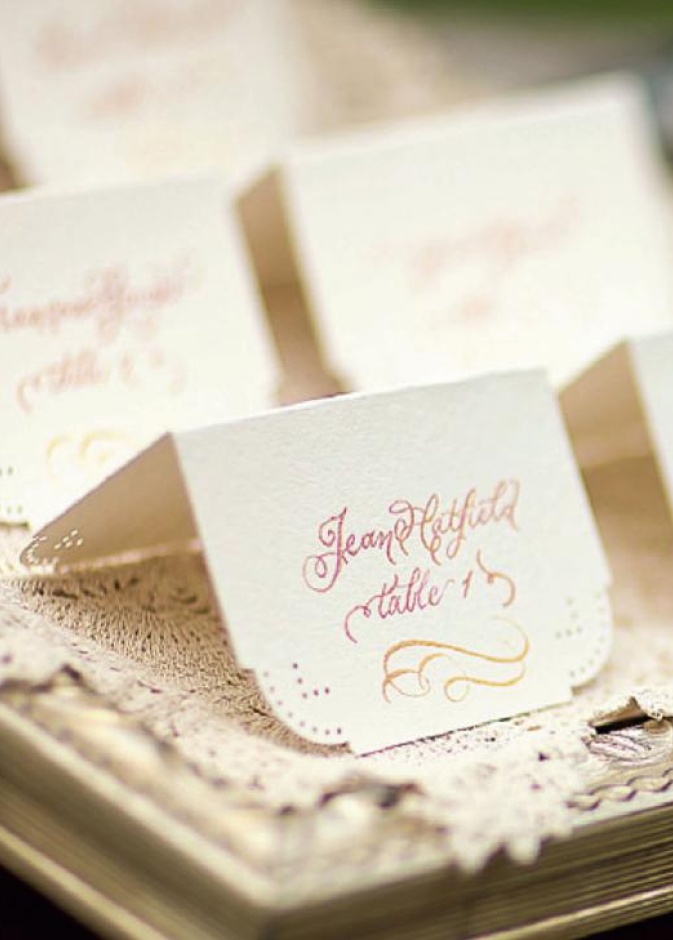 نعومة مميزة لبطاقة تناسب الزفاف  بين أحضان الطبيعة.