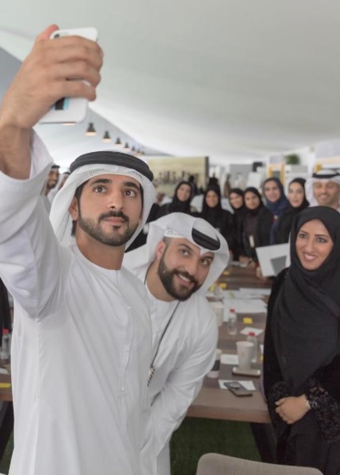 فزاع يلتقط سيلفي مع المشاركين في خلوة الخير 