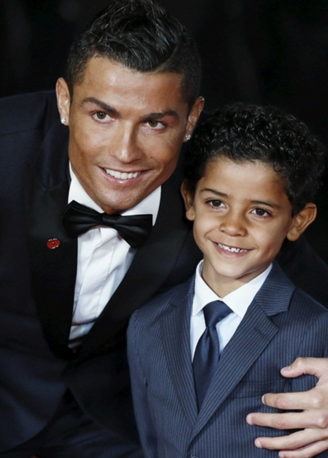رونالدو يستمتع بقضاء الوقت بصحبة ابنه الصغير