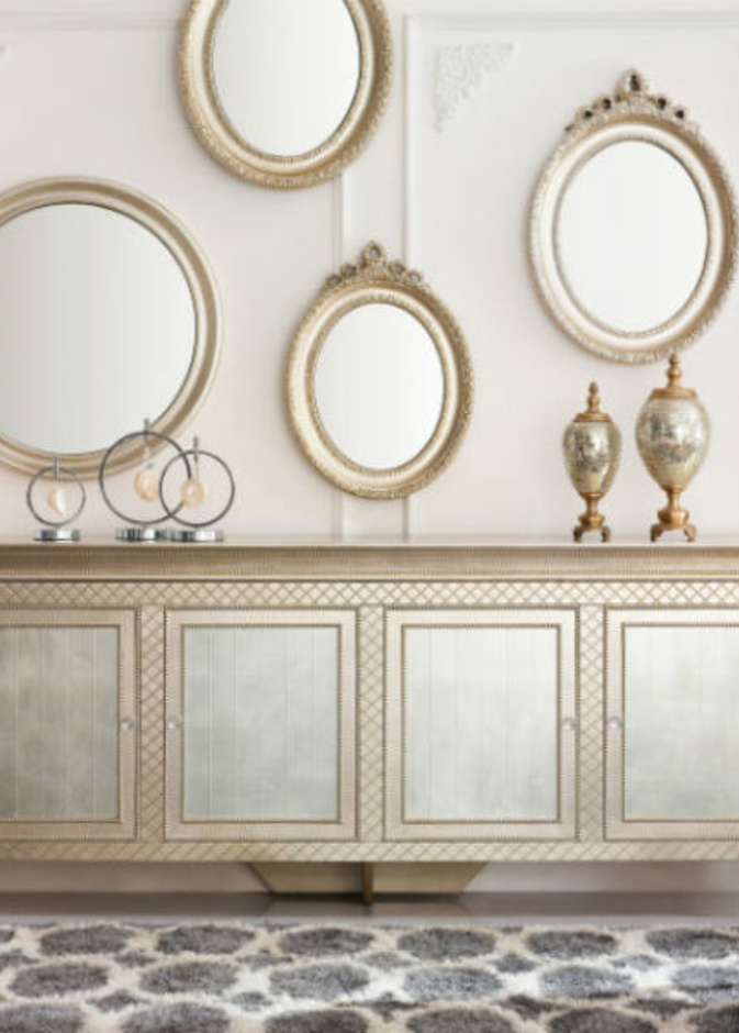 تعدد انواع المرايا تشكل لوحة على الجدار