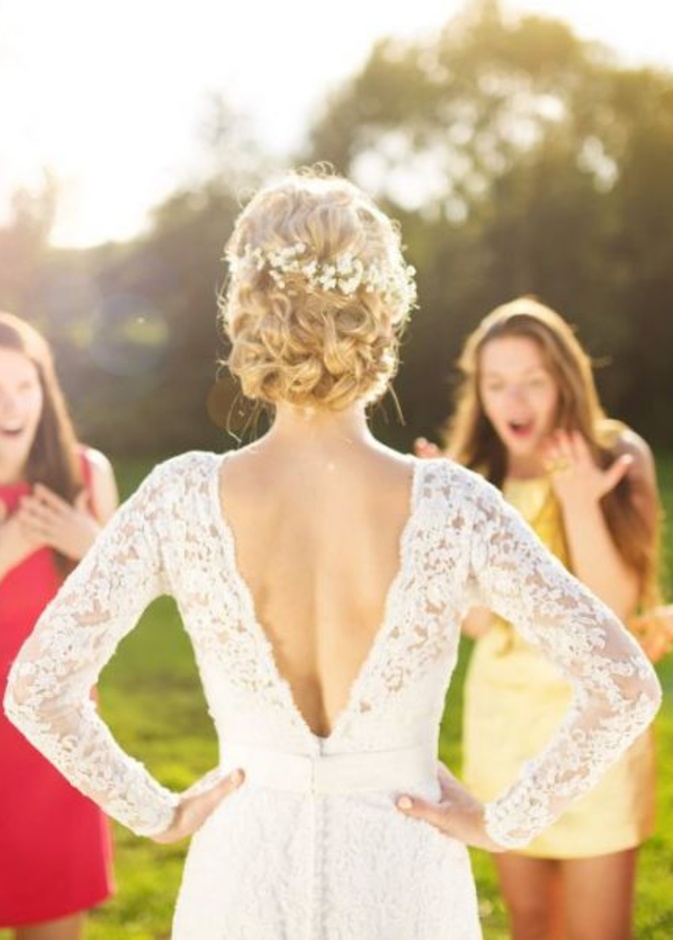 يجب ان تختلف علاقات العروس بصديقاتها بعد الزواج