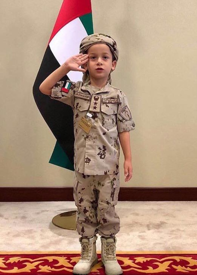 الشيخ محمد بن راشد ينشر صورة لابنه زايد بالزي العسكري احتفالا باليوم الوطني الإماراتي ٤٦