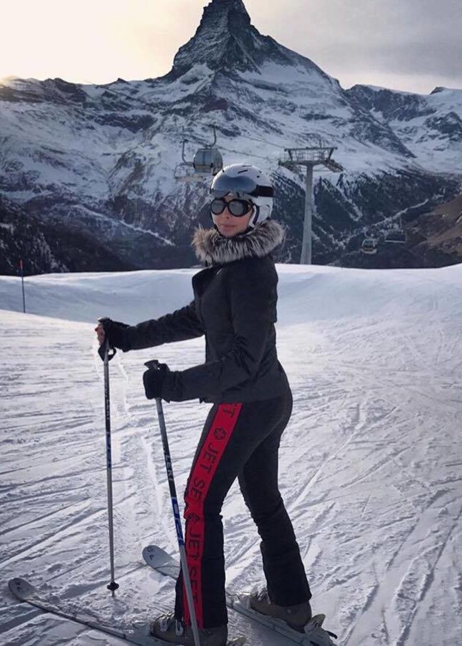 جويل مردينيان تمارس هوايتها المفضلة في التزلج على الجليد في ربوع سويسرا