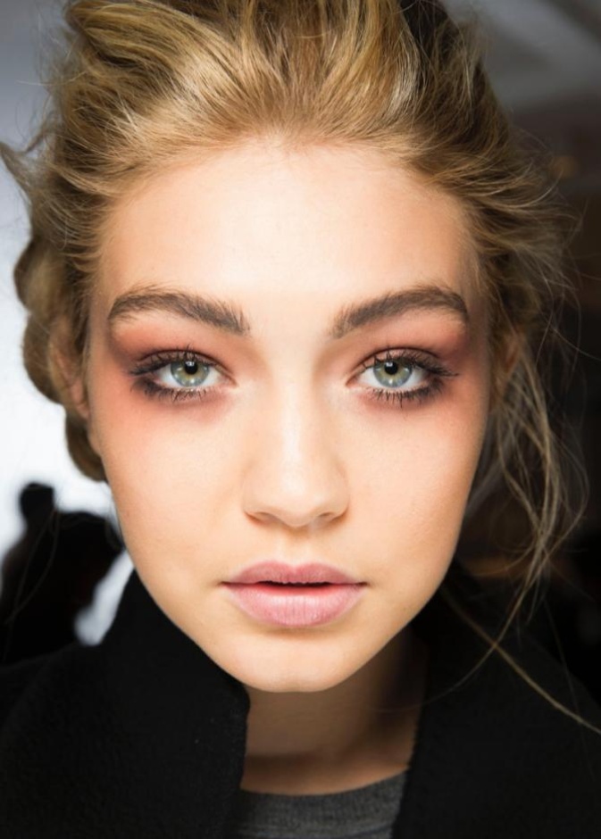 أناقة البني مع رموشك المشرقة