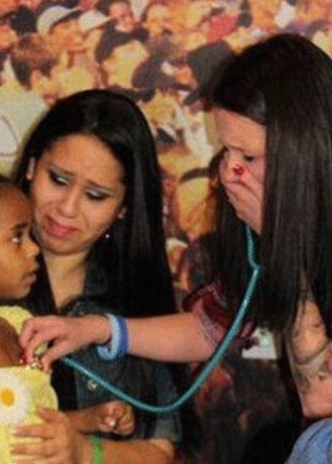 أم تسمع نضبات قلب طفلها المتوفي بعد تبرعها بأعضائه