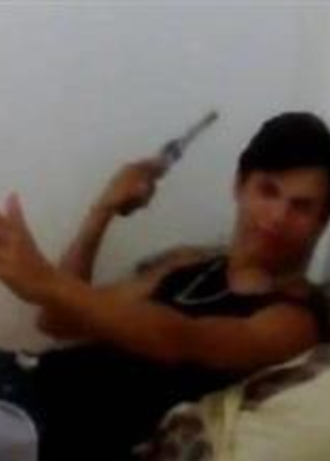 شاب يطلق الرصاص على راسه امام الكاميرا