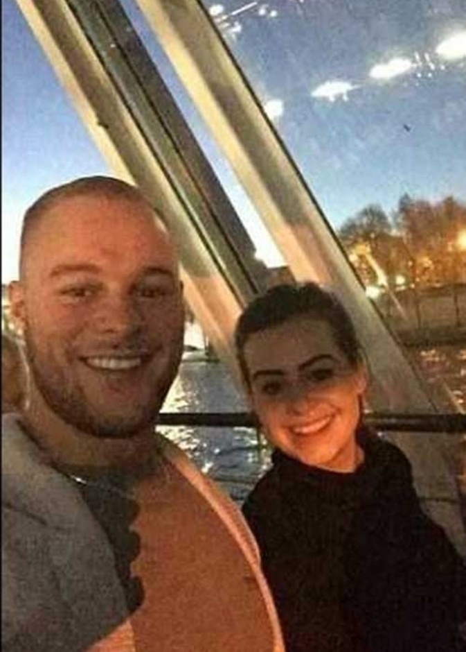 شاب يعبر مطارين