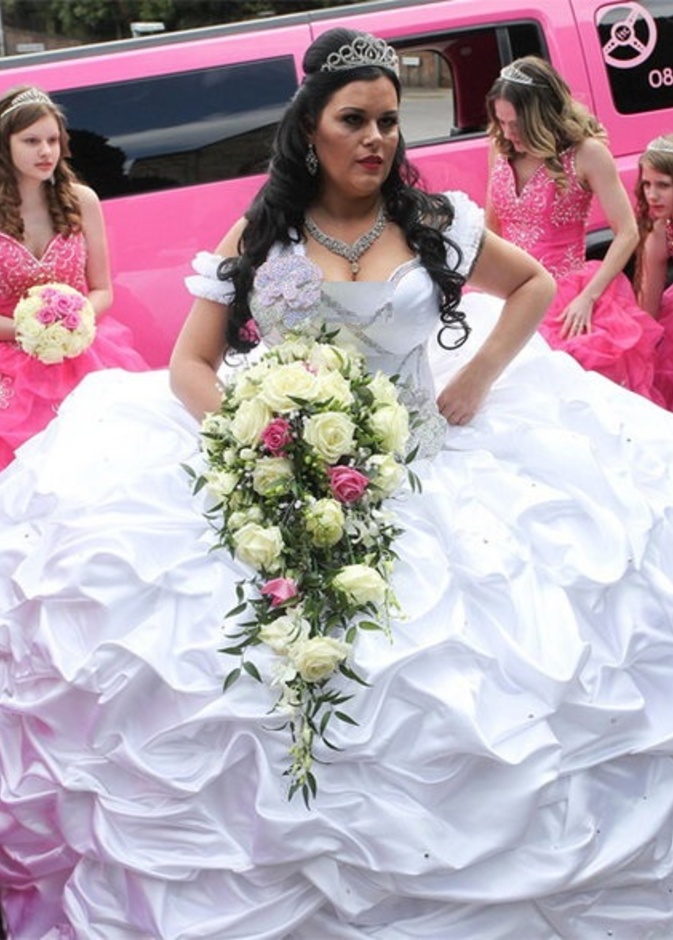 عروس بفستان 65 كلغ