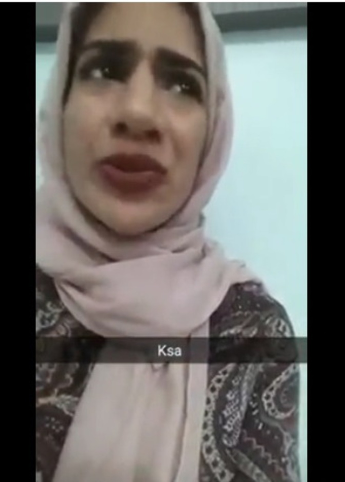  الفتاه في مقطع الفيديو تقلد اللهجه السعودية