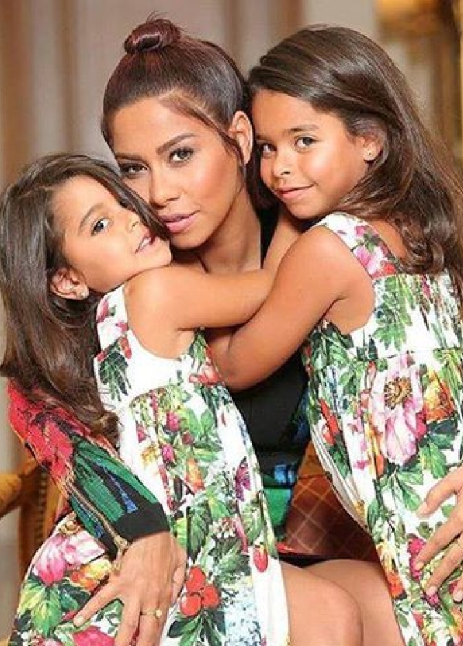 شيرين تشارك معجبيها بصورة خاصة مع ابنتيها