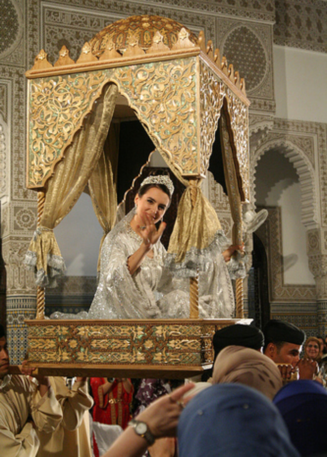 بالفيديو: مغريبة تقع من فوق العمارية 