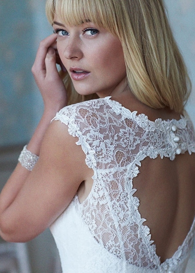 عروس عيد الحب أجمل مع قصة القلب من الخلف..