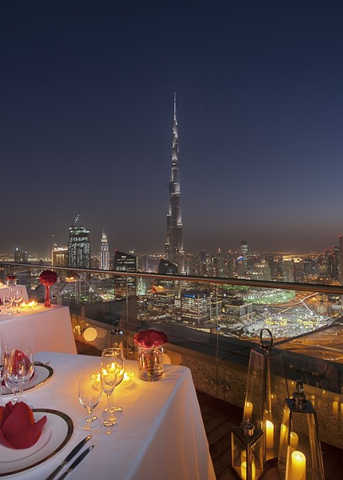 قمة الرومانسية على شرفة الطابق 42 في فندق شانغريلا دبي