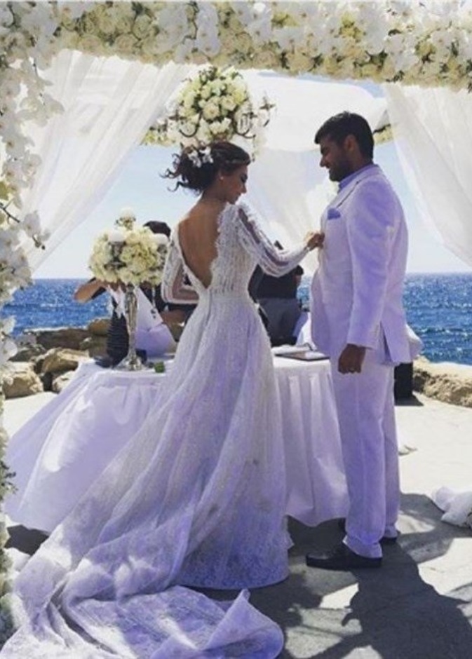 العروسان  في إطار مميز