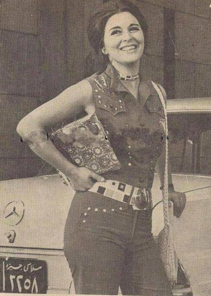 سعاد حسني في لوم عصري بالسروال والجيليه