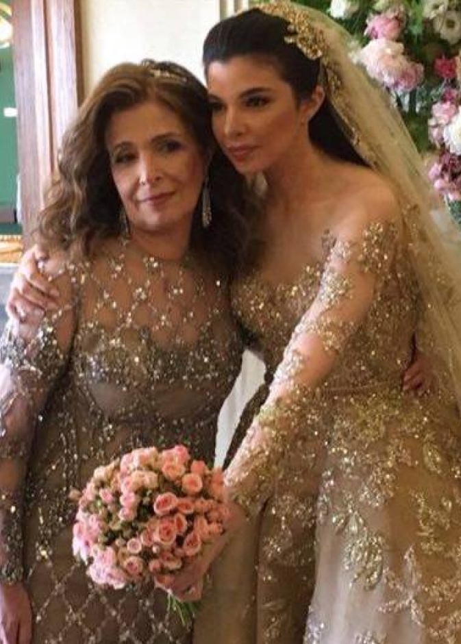 العروس ميشيل تويني ووالدتها السيدة ميرنا المر
