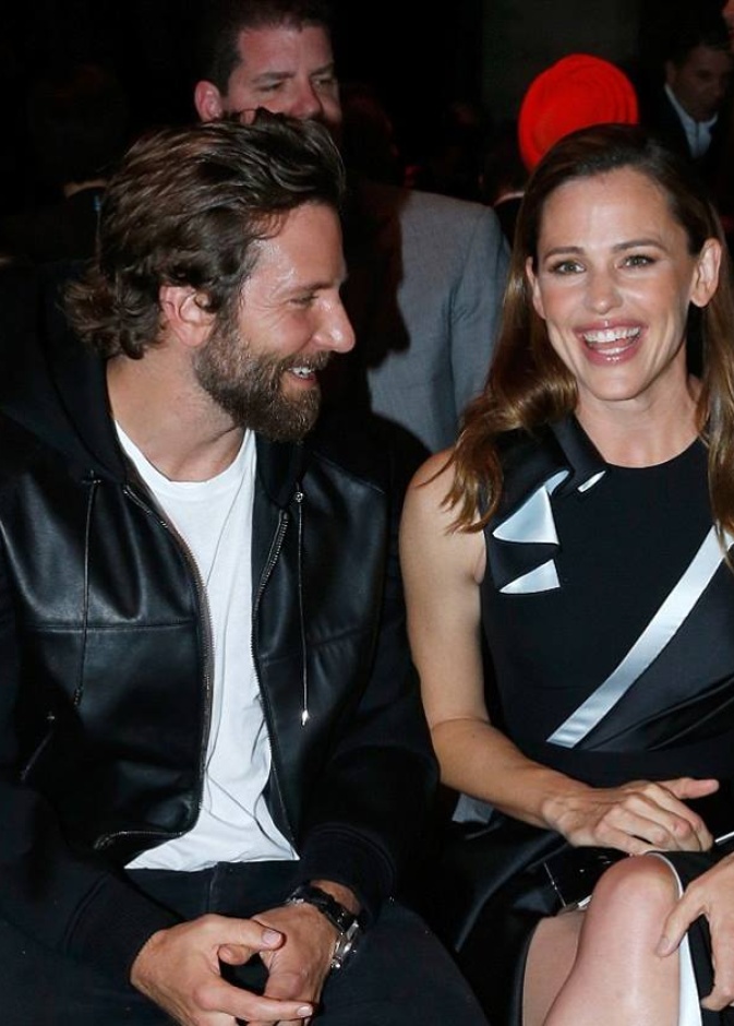 جنيفير غارنر وبرادلي كوبر نجوم الصف الأول لعرض أزياء فيرساتشي في باريس بالأمس