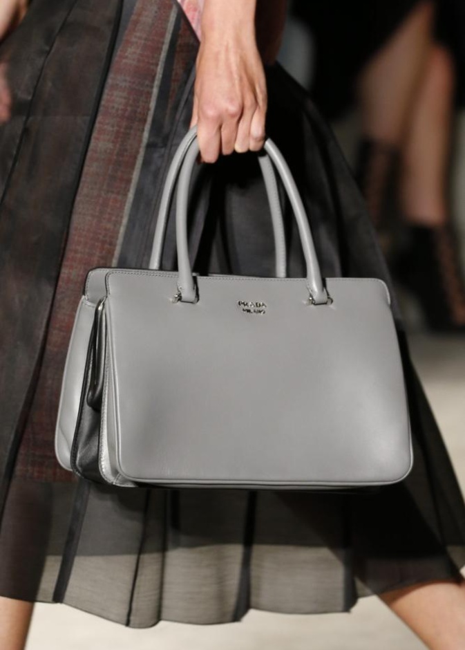 شنطة من برادا Prada
