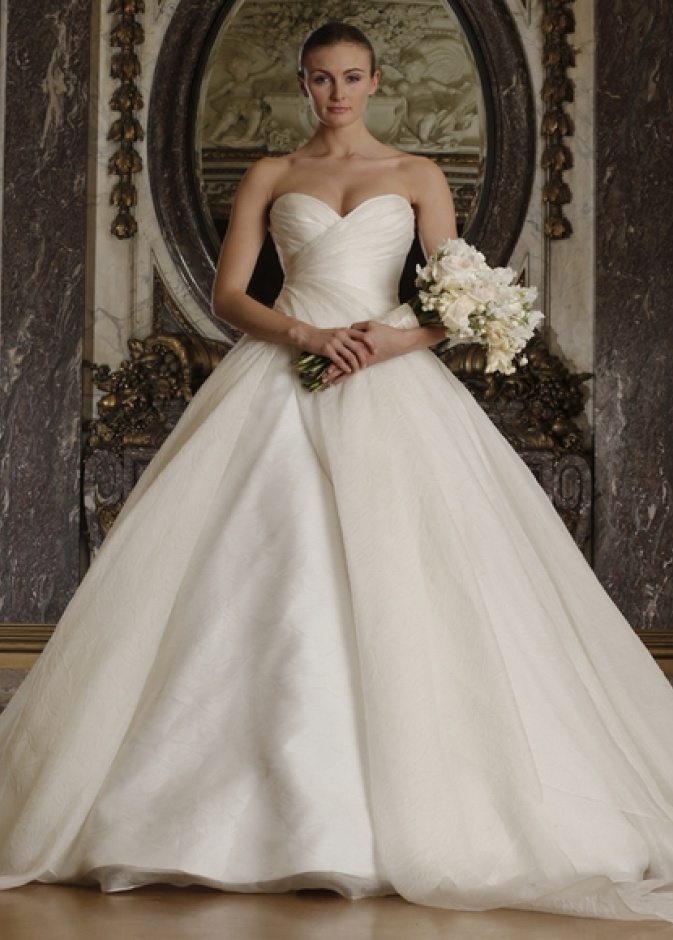 لاطلالة ملكية يوم زفافك اختاري من مجموعة "رومونا كيفيزا"