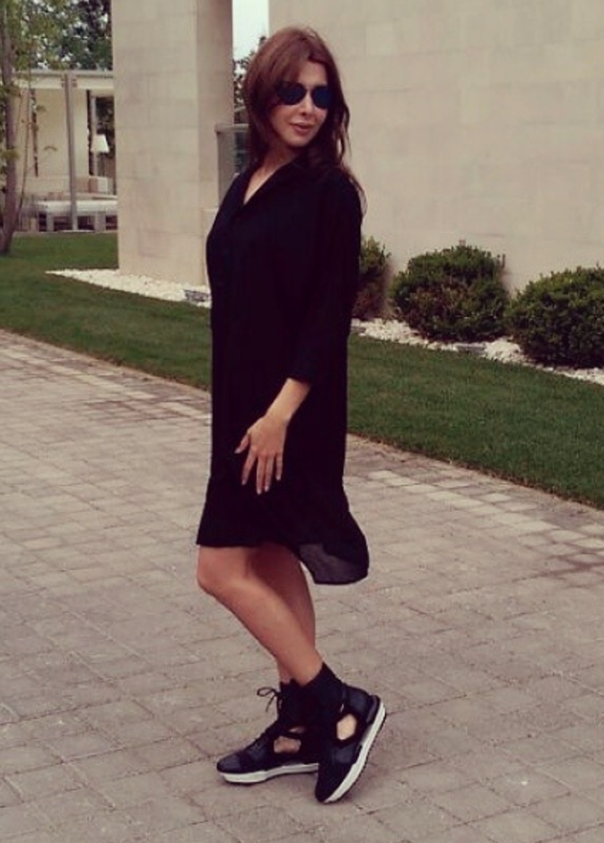 تنتقي الأحذية الرياضية وتنسقها بعفوية