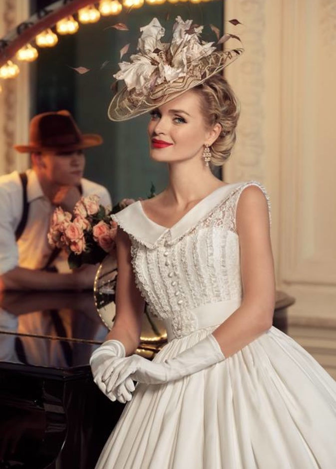 قبعة ذهبية مع القفازات