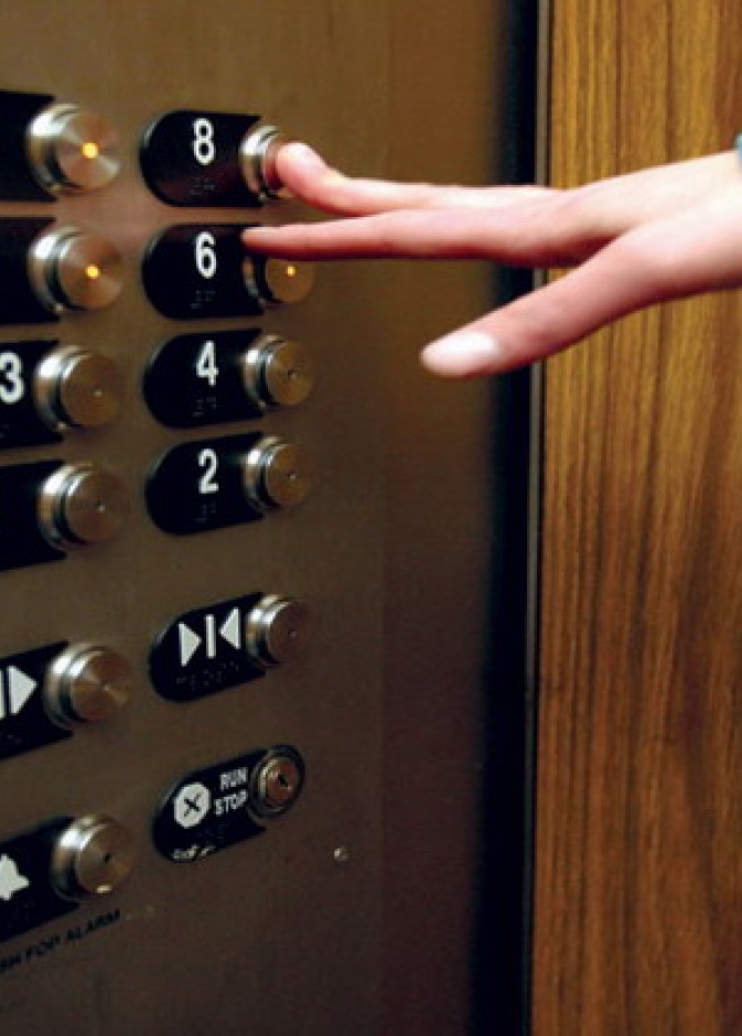 سقوط مصعد بناية في رأس الخيمة بداخله 9 أشخاص