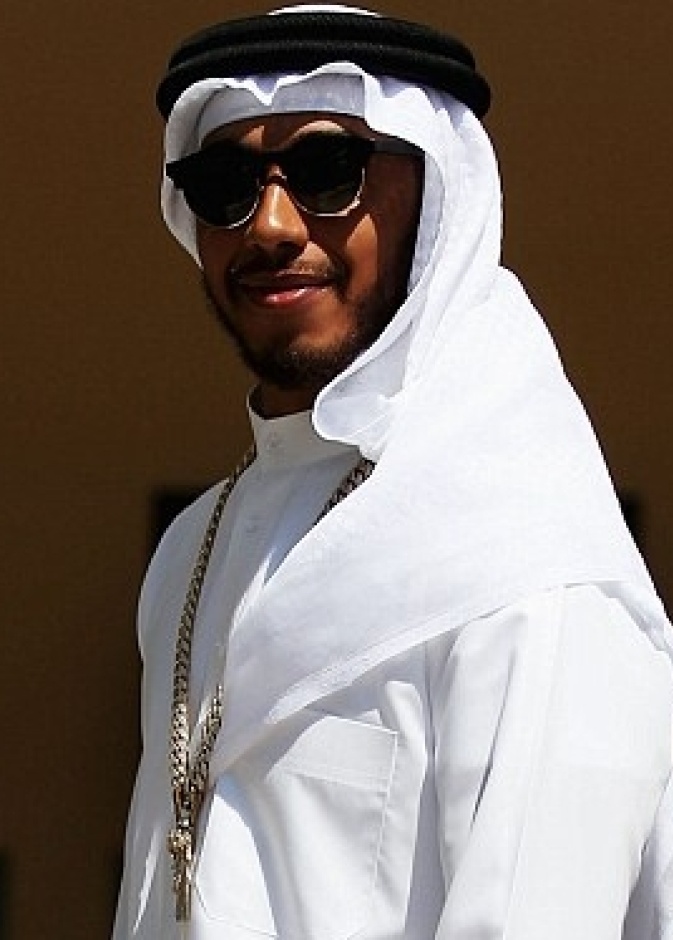 لويس هاملتون بزي الخليجي