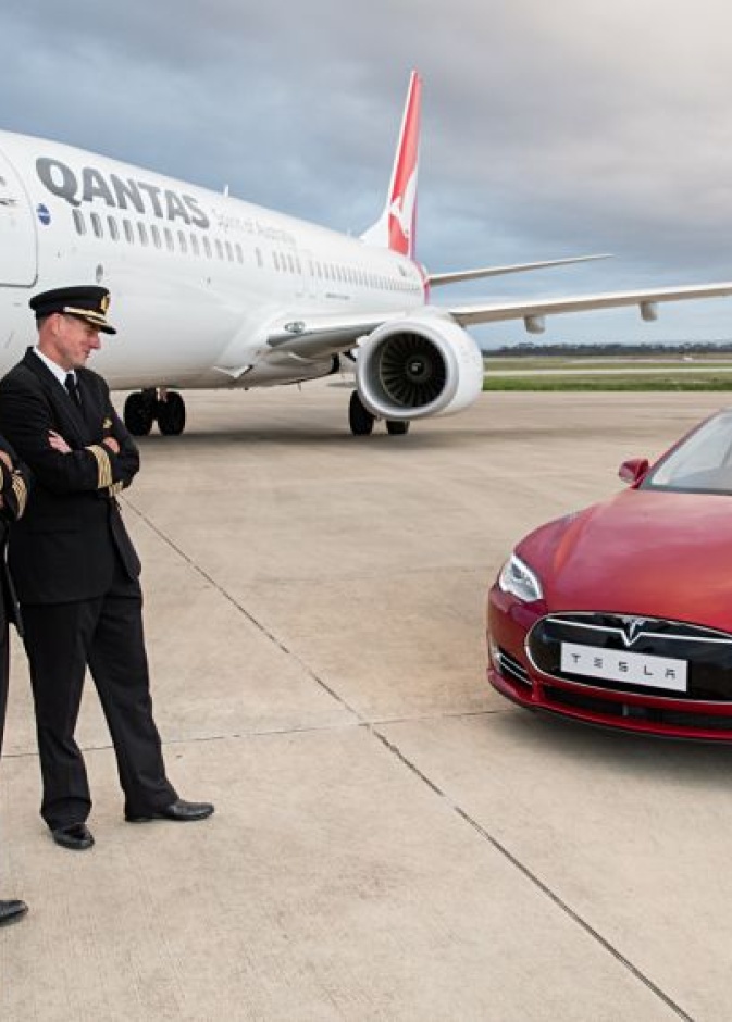 سباق بين سياره وطائره