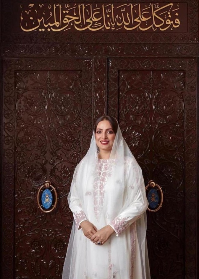 تفاصيل الإطلالة الأنيقة بالأبيض للسيدة عهد البوسعيدية 