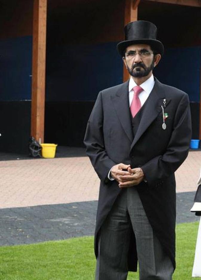 الشيخ محمد بن راشد آل مكتوم مع زوجته الأميرة هيا بنت الحسين وابنه حمدان خلال حضورهم لسباق الديربي الانجليزي للخيول