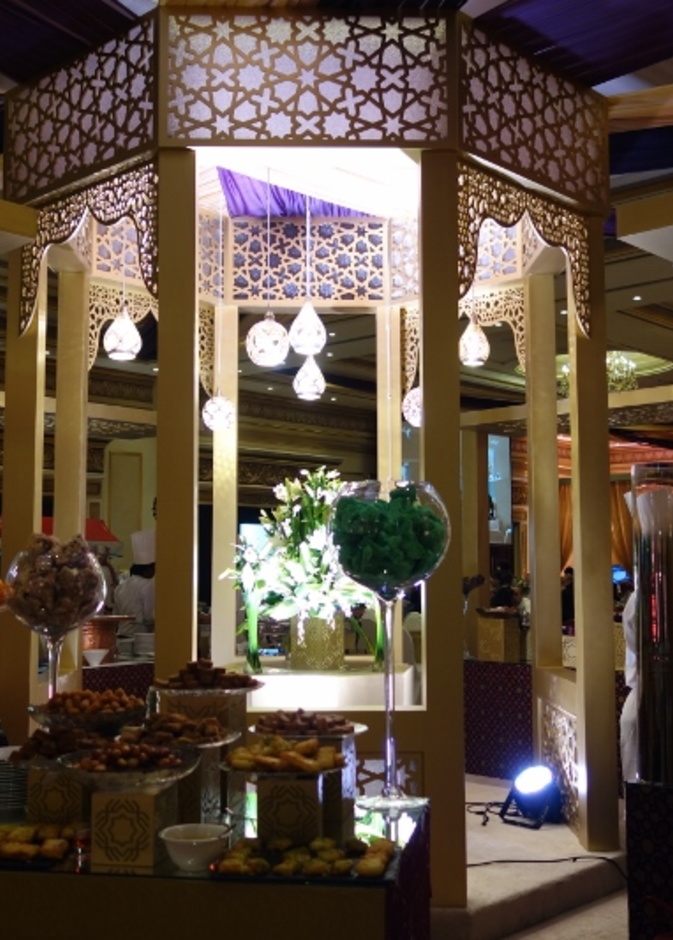 جو رمضاني ساحر في خيمة الإفطار في فندق الموفينبيك في الرياض