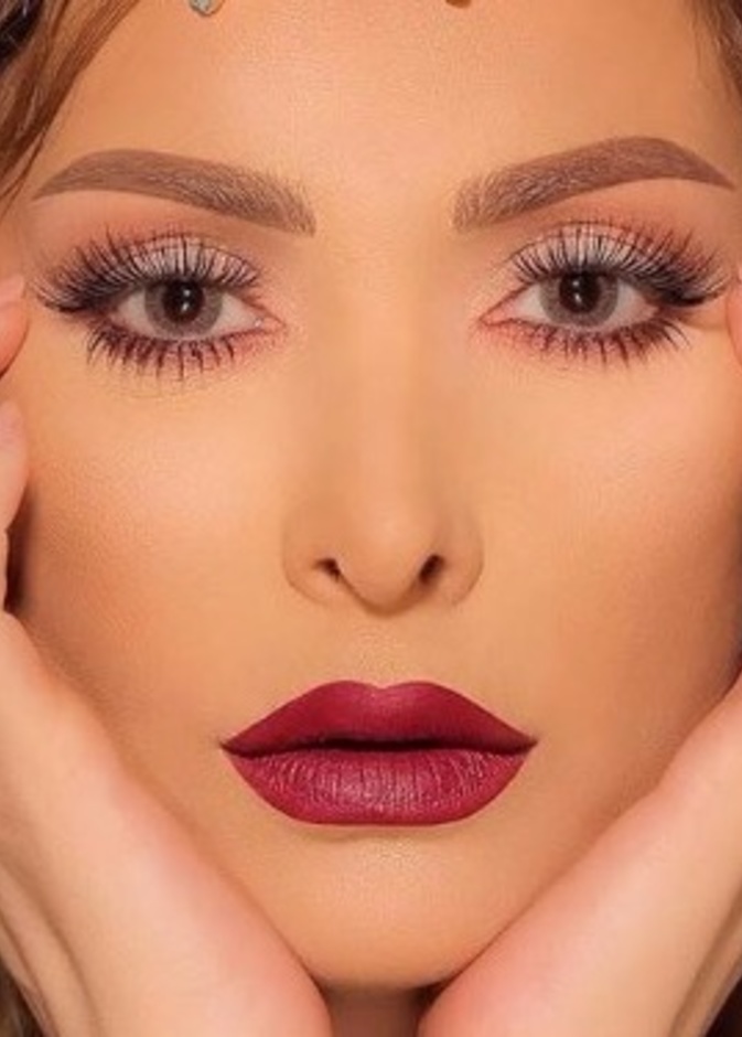 أمل حجازي تحب المكياج البرونزي مع أحمر الشفاه القوي
