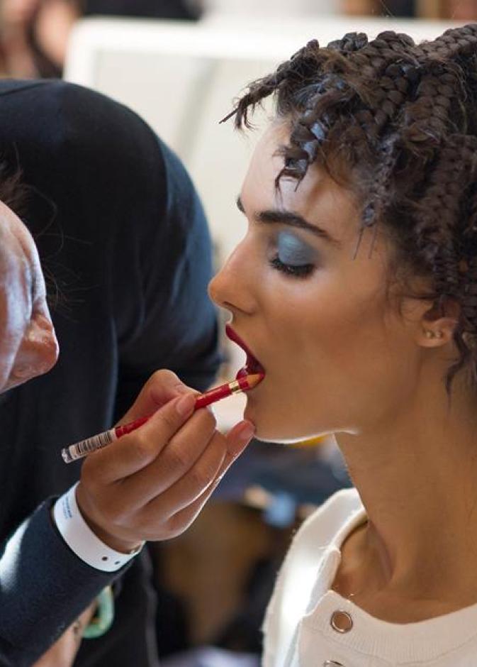 هكذا يتم تحضير عارضات "فينيسا سيورد" خلال عروض أزياء باريس بالأمس