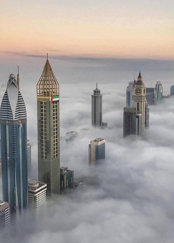 الشيخ حمدان بن محمد ينشر صورة للضباب صباح اليوم في دبي مع تعليق:"صباح الفل حق الكل"