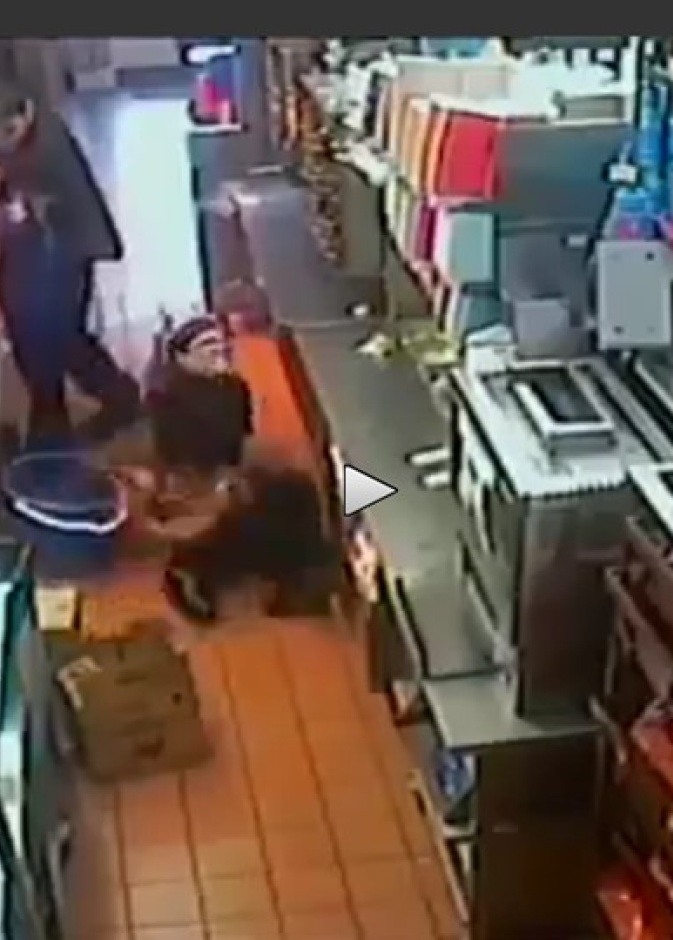 موظفة تسقط في زيت ملغي