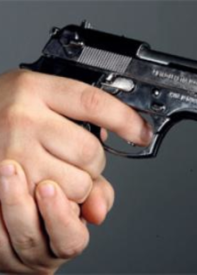 سرقة 800 الف درهم بمسدس اطفال