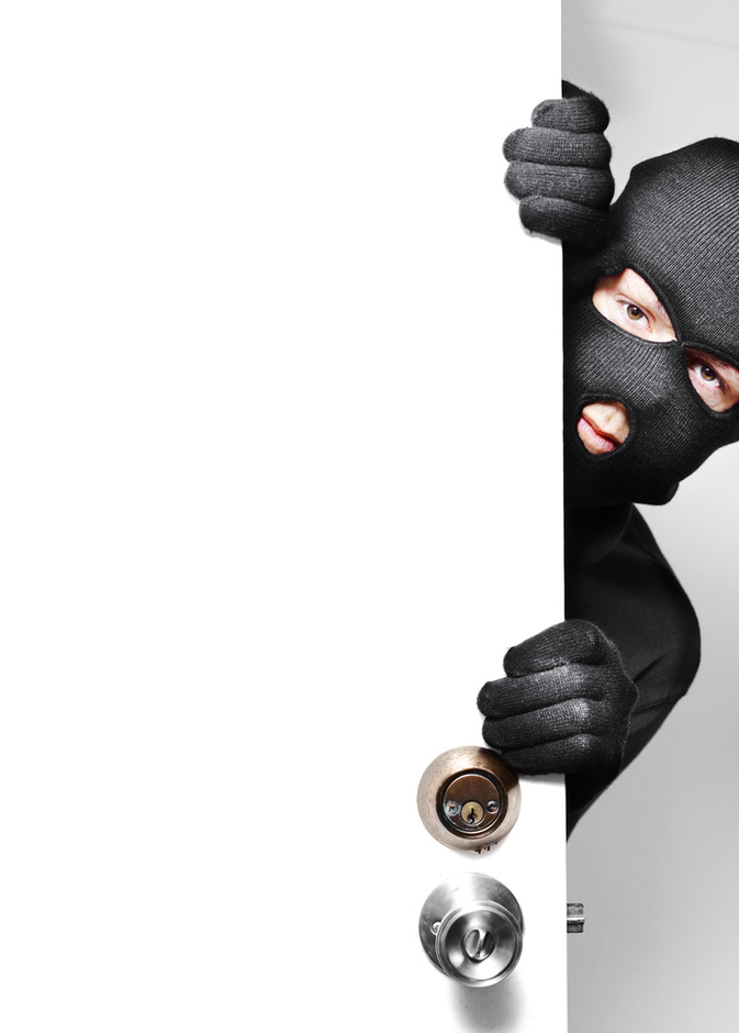 لص ظريف يختفي من الكاميرا بلحاف اطفال