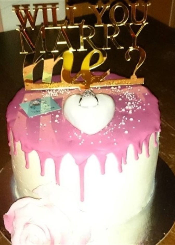 قالب الحلوى الذي طلب رامي العقل به يد بريجيت ياغي