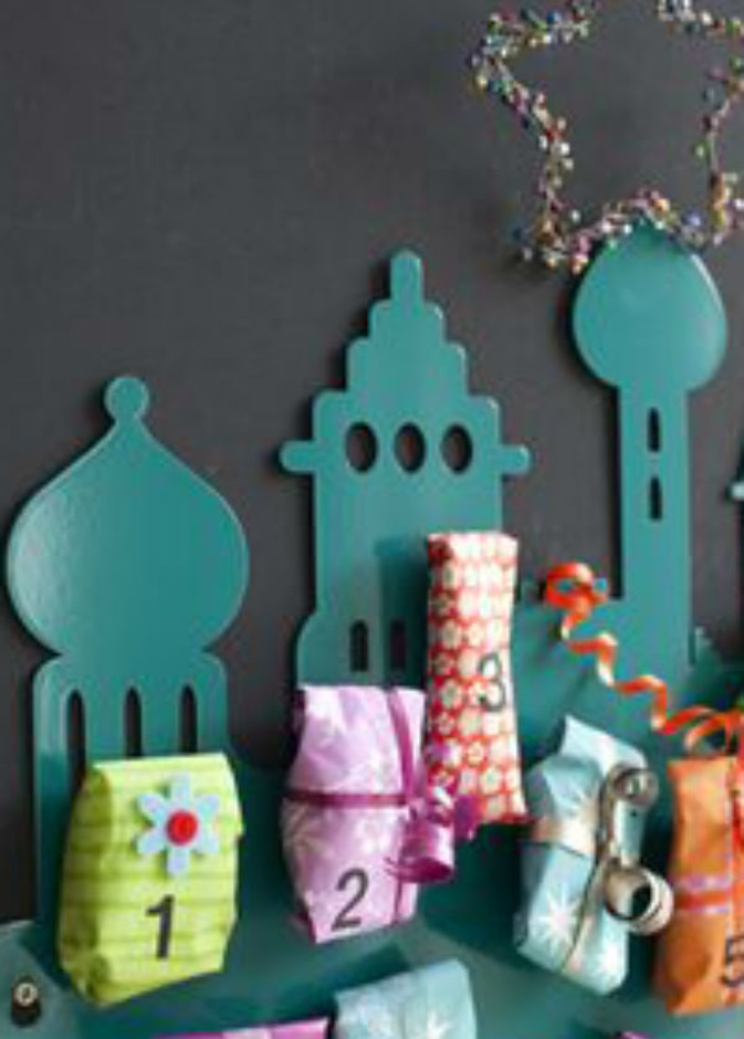 لكل يوم صيام هدية على تقويم الطفل لشهر رمضان