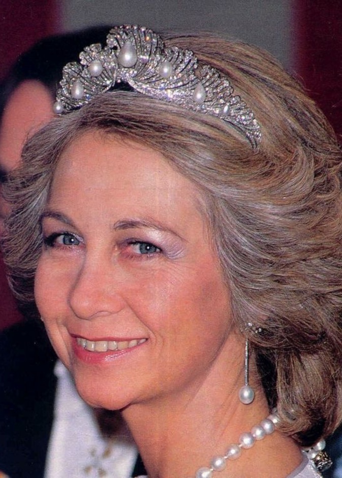 تعرفي على أجمل مجوهرات اللؤلؤ التي تزينت بها سيدات العائلة المالكة الإسبانية