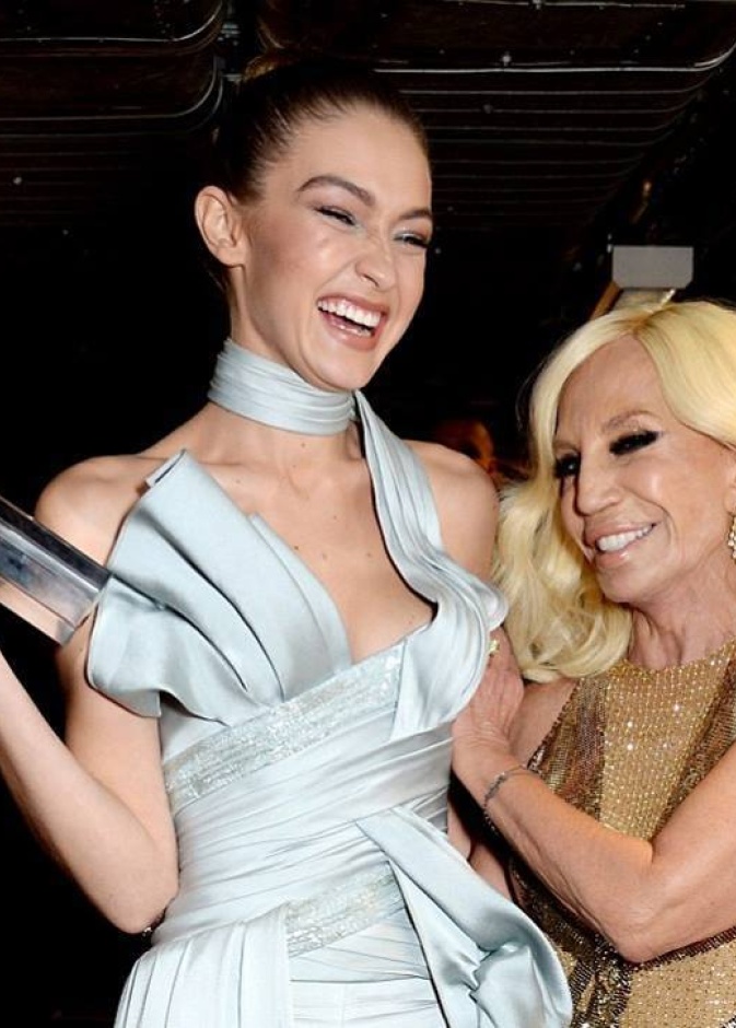 لقطة عفوية لجيجي حديد مع دوناتيلا فيرساتشي في حفل جوائز بريطانيا للموضة 