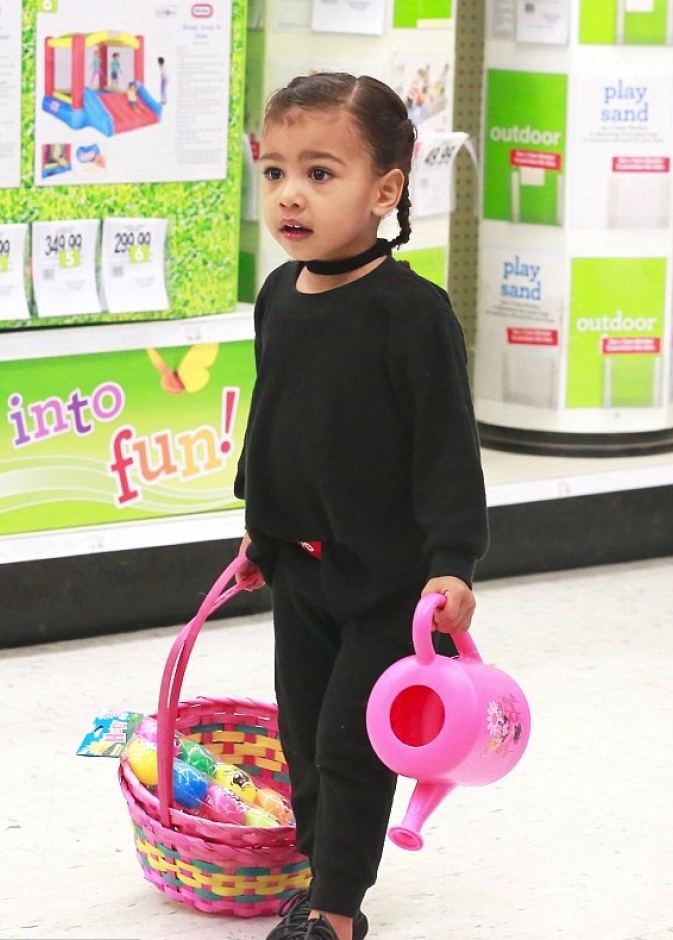 اطلالة باللون الأسود رأينا فيها نورث ويست