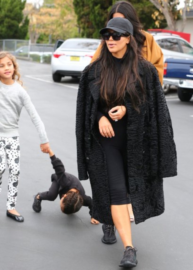 كيم كارداشيان تترك ابنتها تسقط على الأرض بعد أن غفلت عن مراقبتها بسبب مشكلاتها الزوجية