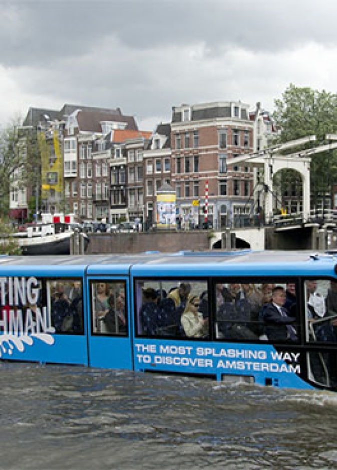 الباص العجيب .. سياحة البر والبحر